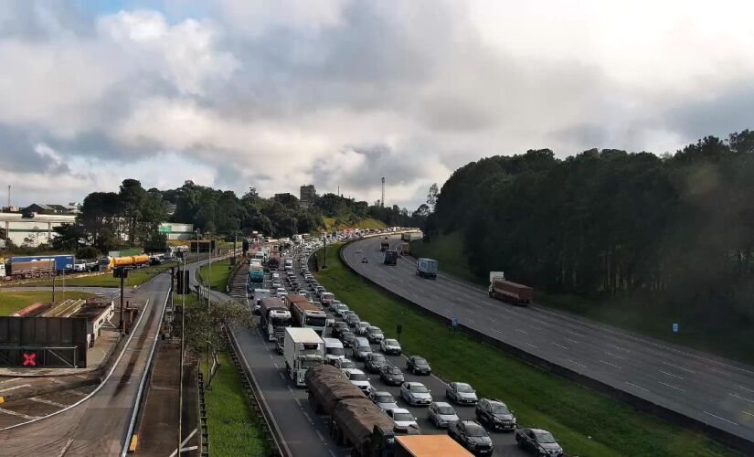 Rodovias que ligam a capital paulista ao litoral de SP estão com trânsito intenso