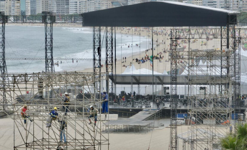 Palco tem 1.260 m&#xB2; e painéis de LED unidos, formado uma peça única com 60 metros de largura e área total de 806,25 m&#xB2;