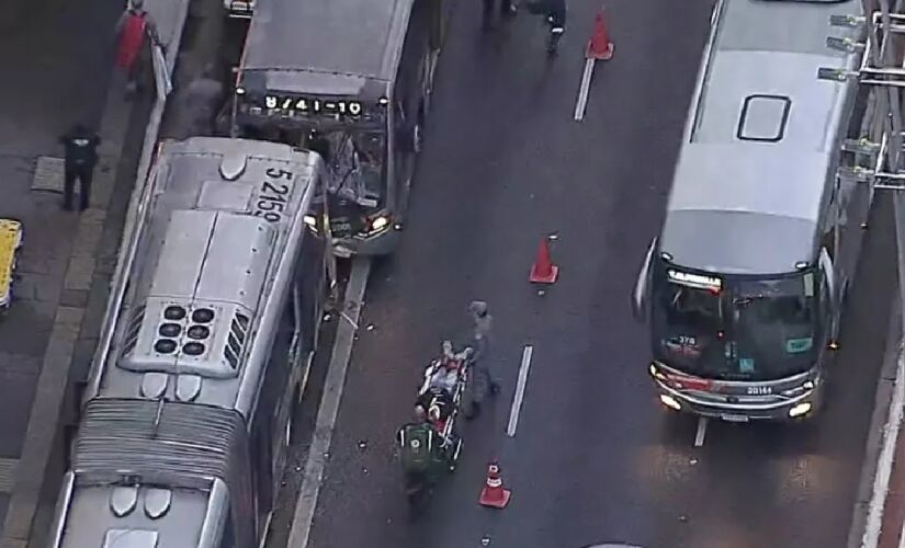 Acidente causou a interdição das duas faixas da direita da avenida