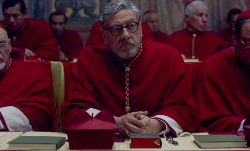 Na imagem acima, o ator Sergio Castellitto como o cardeal Tedesco no filme "Conclave"
