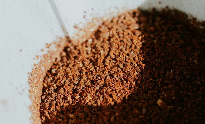 Mistura de borra de café ajuda a tirar o mau cheiro da geladeira e do lixo 