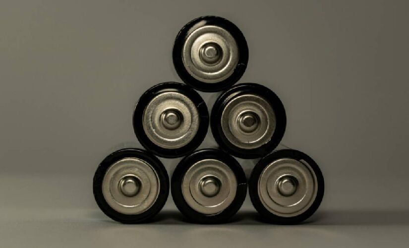As pilhas alcalinas duram cerca de cinco vezes mais que as pilhas ácidas