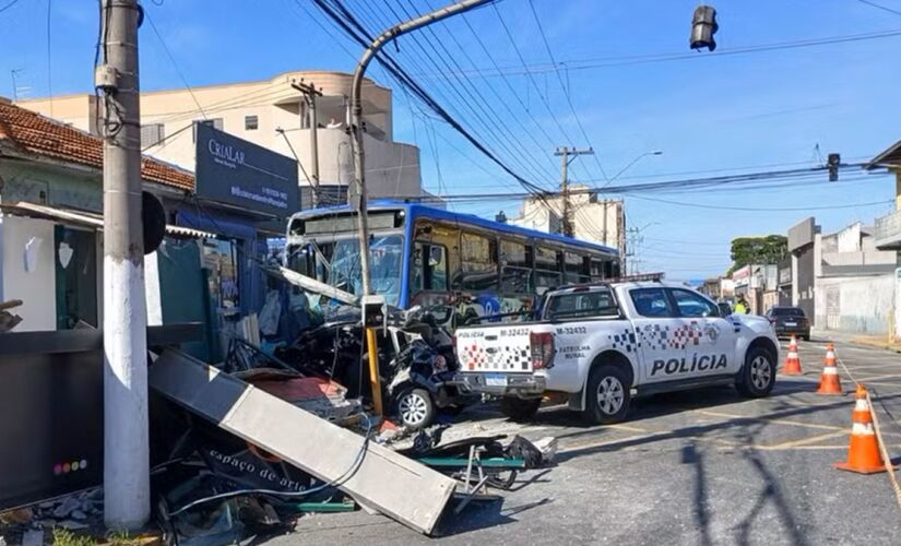 Duas mulheres morreram após carro em que estavam colidir com ônibus