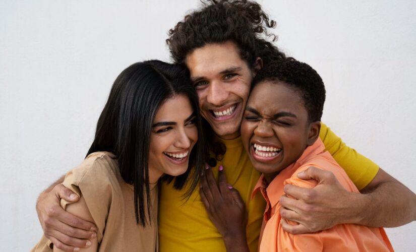 Estudos indicam que o número ideal é de três a seis amigos