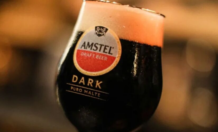 Amstel Dark é feita com maltes especiais com aromas maltados e tostados