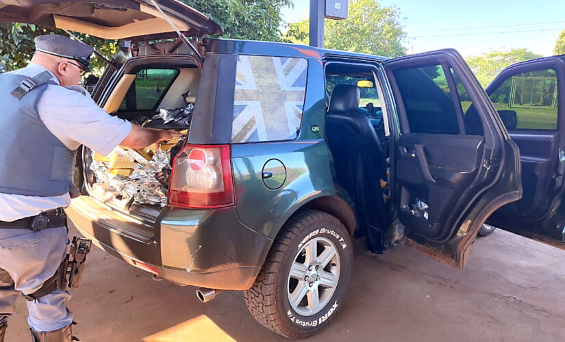 Policiais encontraram 478 quilos de drogas no porta-malas do veículo