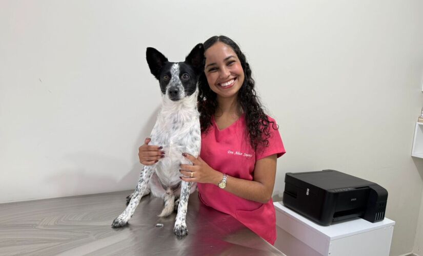 Veterinária Alice Soares ao lado de Branquelo