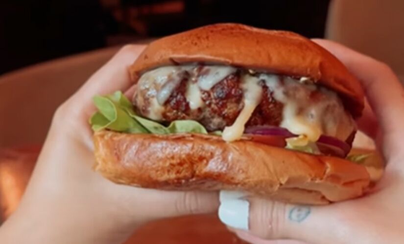 Hambúrguer é feito na grelha, com um blend moído na hora de picanha, fraldinha e alcatra