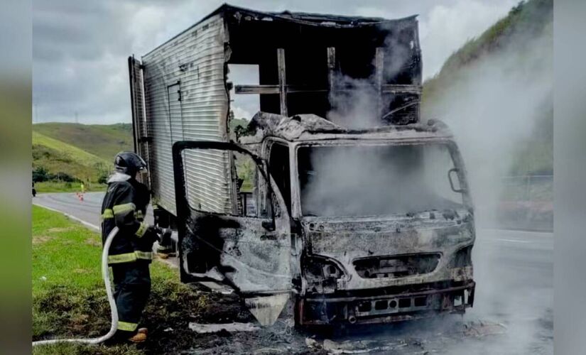 Caminhão ficou destruído na via Dutra, em Queluz, no interior de São Paulo