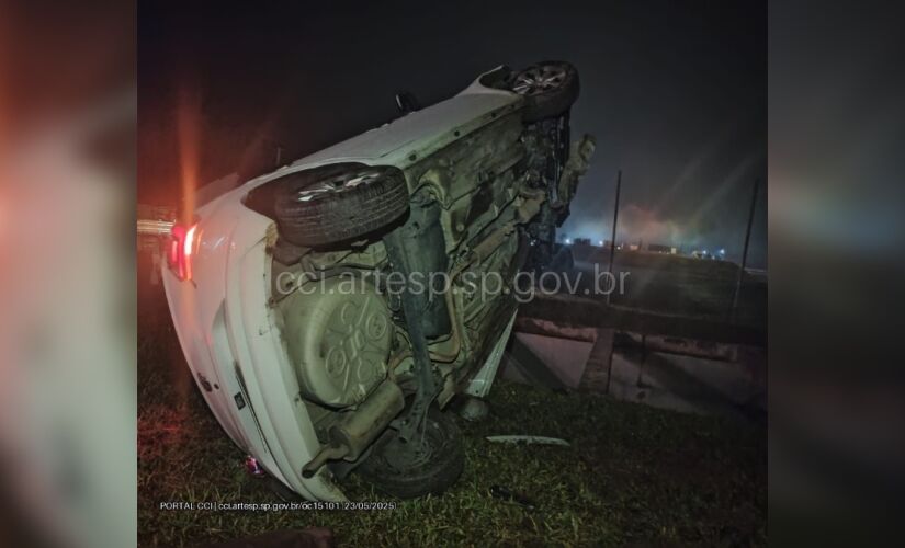 Uma pessoa morreu e outras cinco ficaram feridas após o carro em que estavam capotar