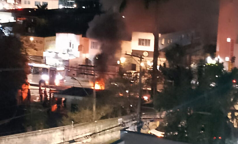 Faixa da estrada do Campo Limpo, na zona sul de São Paulo, foi bloqueada por um fogo; motivação ainda é desconhecida 
