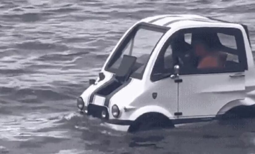 Carro viralizou nas redes sociais após andar sobre o mar de São Vicente (SP) 