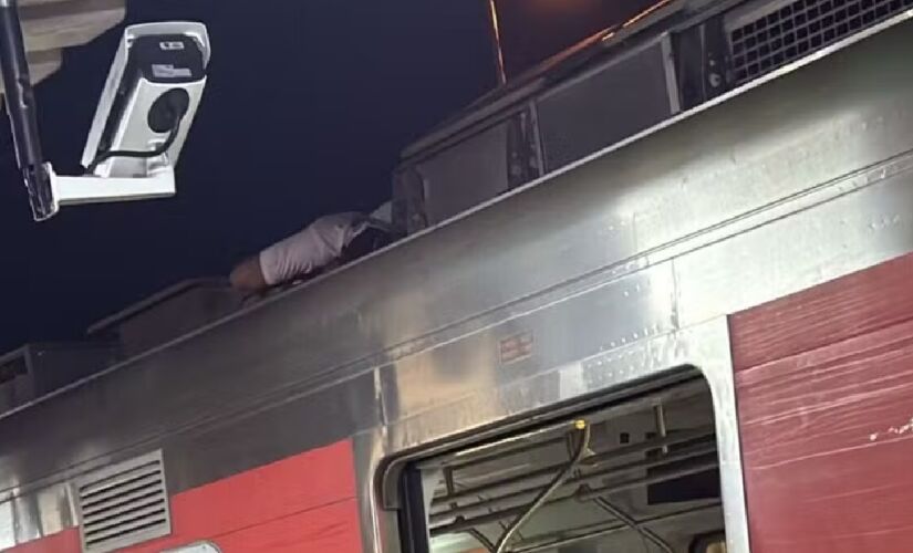 De acordo com a CPTM, ao acessar o teto do trem, ele teria esbarrado na rede aérea de alta tensão