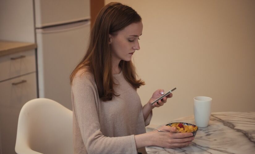 Comer olhando para o celular é um hábito que prejudica sua saúde