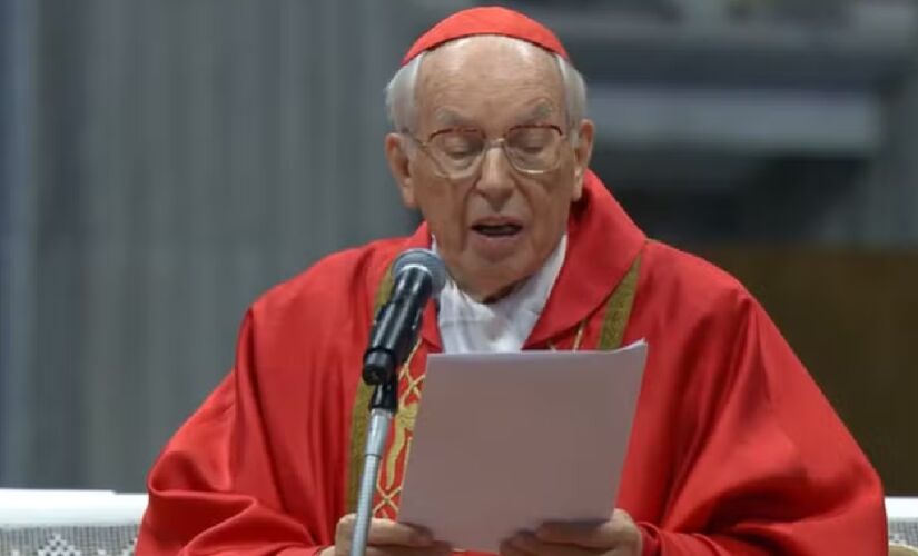 Cardeal decano Giovanni Battista Re pediu luz para os cardeais responsáveis pela escolha do novo papa