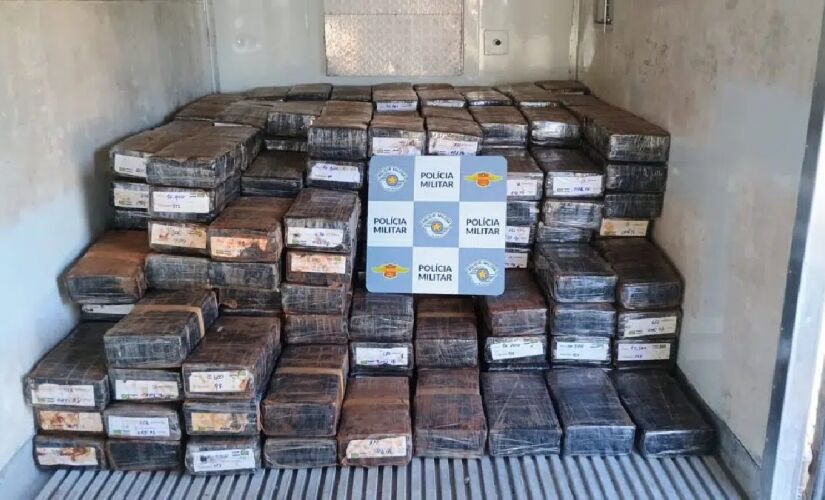 Ao todo, foram apreendidas 4,2 toneladas de maconha, quatro celulares e R$ 2,4 mil em espécie