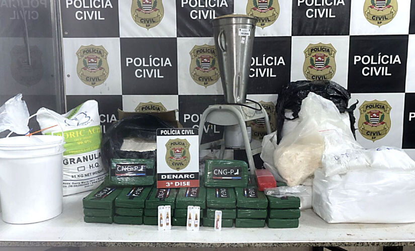 Foram apreendidos 45 tijolos de cocaína, porções de maconha, ampolas de morfina e um liquidificador, além de 135 quilos de pó branco