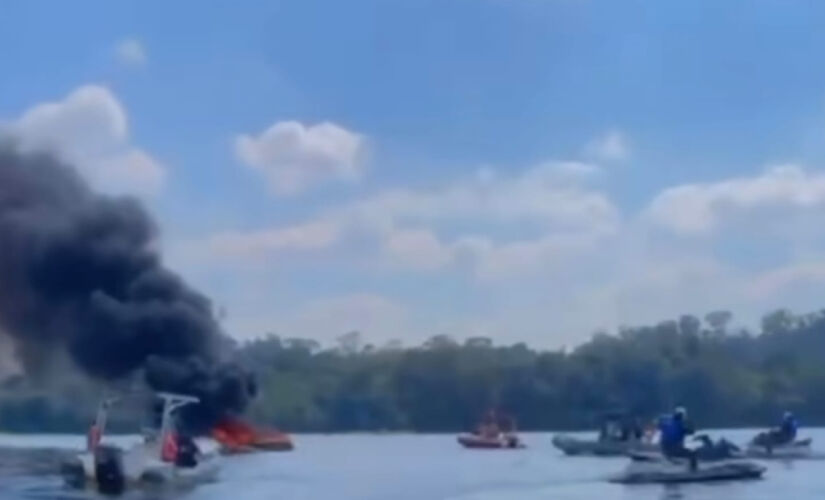 Lancha pegou fogo por volta de 12h30 e afundou nas águas, segundo os bombeiros 