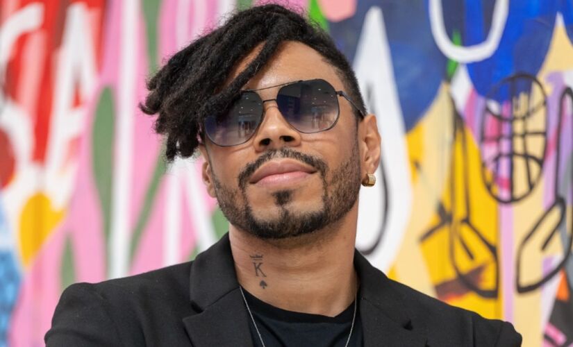 Ale Santos diz que livro tem forte conexão com a cultura pop