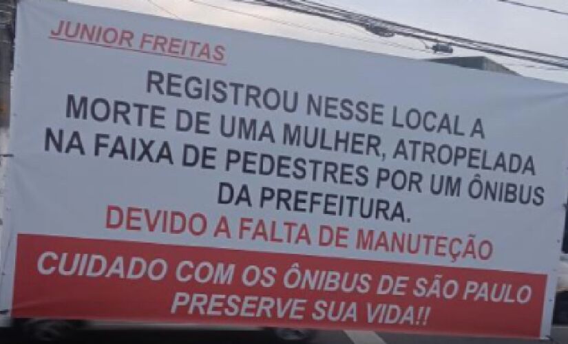 Faixa de protesto critica o transporte público 