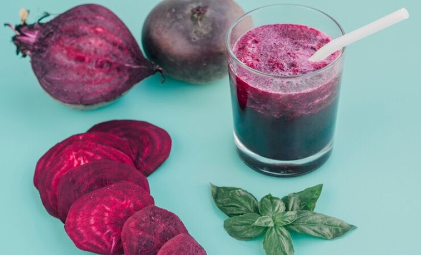 fatias e suco de beterraba fresca_23 2148306940