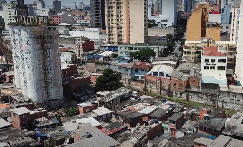Silos remanescentes do Moinho Central podem ser vistos a quilômetros 