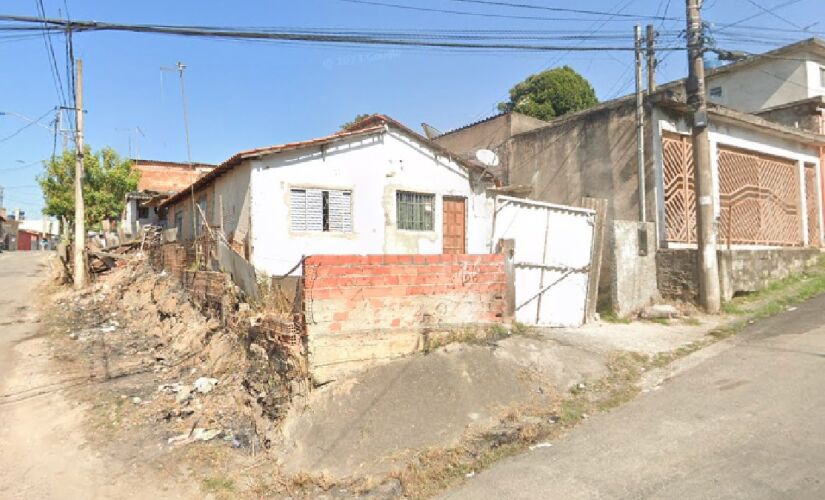 Segundo informações do Corpo de Bombeiros, o fogo começou por volta das 4h05 e logo tomou conta da casa