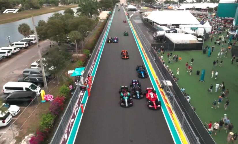 Lego construiu 10 réplicas funcionais dos carros do grid e as colocou na pista