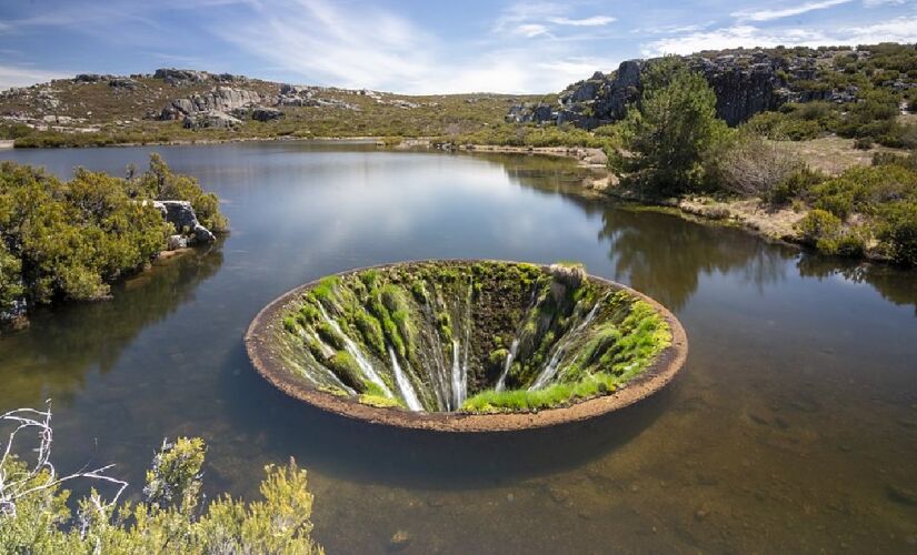 Buraco é um circulo perfeito por onde escorre água do Covão dos Conchos.