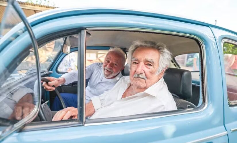Lula e Pepe Mujica se encontraram no Uruguai, em 2023, e passearam com o fusca azul do líder uruguaio