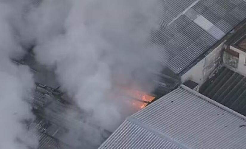 Há muita fumaça devido ao material incendiado