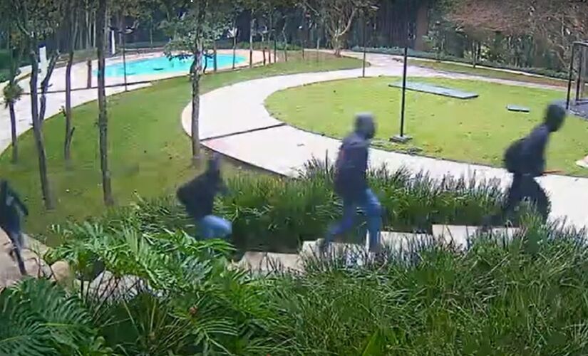 Câmeras de segurança flagraram o grupo circulando pelo condomínio