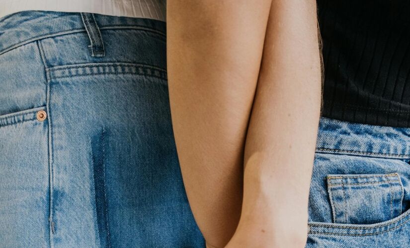 Botões de metal na lateral do jeans têm uma função tradicional