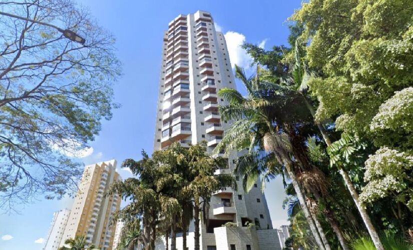 Apartamento oferece uma área privativa de 285 m&#xB2; dividida entre cinco quartos e três banheiros