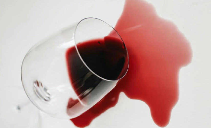Um simples descuido pode transformar a apreciação de um bom vinho em um medo de manchar a sua roupa preferida