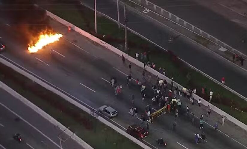 Pista ficou bloqueada na manhã desta segunda-feira (26/5)
