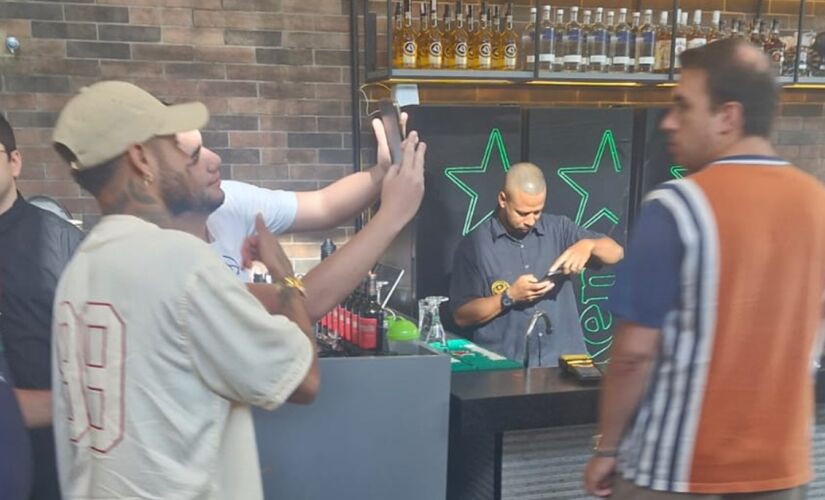 Neymar cumprimenta fã em churrascaria de Santos
