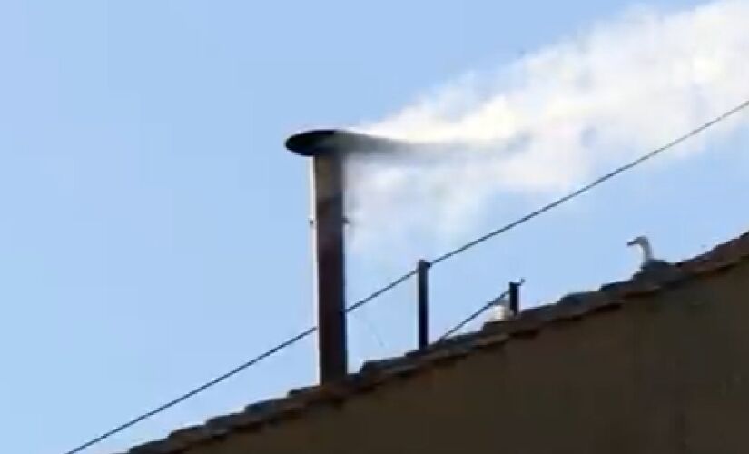 Fumaça branca foi solta no Vaticano, nesta quinta-feira (8/5)