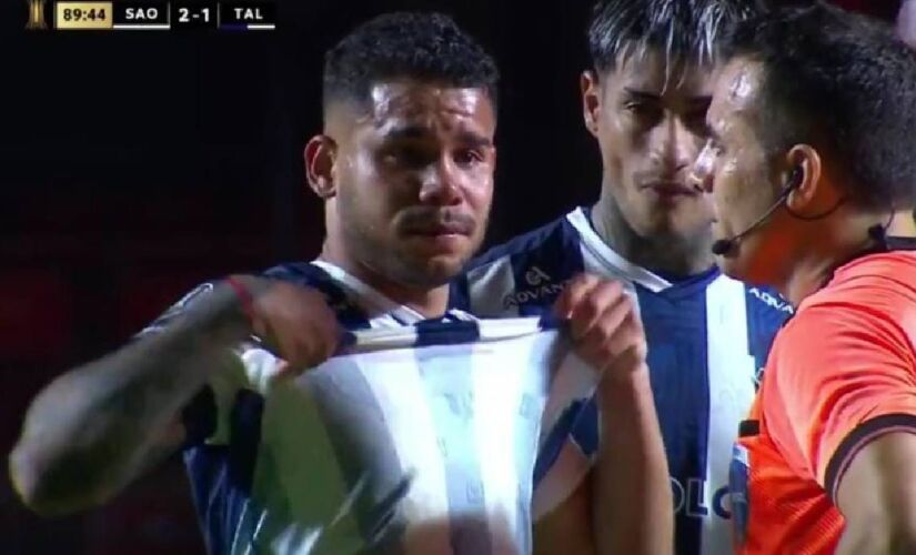 Após o segundo gol do São Paulo, os dois discutiram e o jogador do time argentino começou a chorar e ameaçou deixar o campo