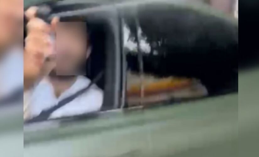 Irritado, o motorista que vinha atrás dela começou a buzinar e a xingá-la 