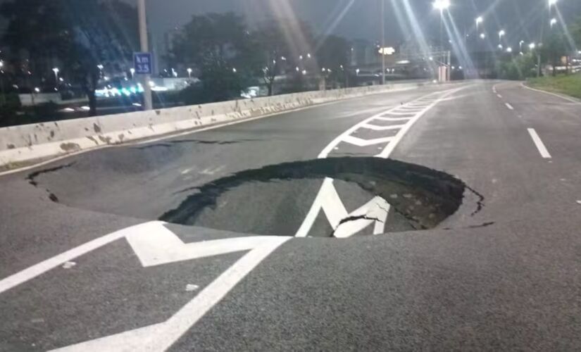 Assim como no incidente de abril, a Sabesp se responsabilizou pelo buraco.