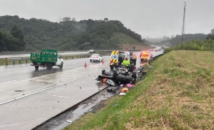Veículo colidiu contra um caminhão que circulava no outro sentido, em direção a Rodovia Presidente Dutra