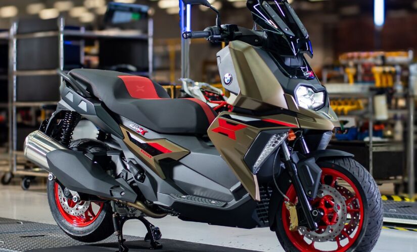Além da versão na cor preta, já vendida no Brasil, a C 400 X chega com novo estilo "Rugged"