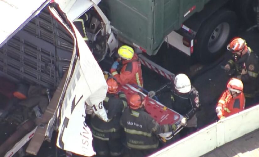 Equipes de resgate atuam para retirar uma vítima presa nas ferragens de um dos veículos