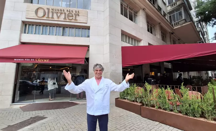 O chef Olivier Anquier em frente à nova unidade da Mundo Pão