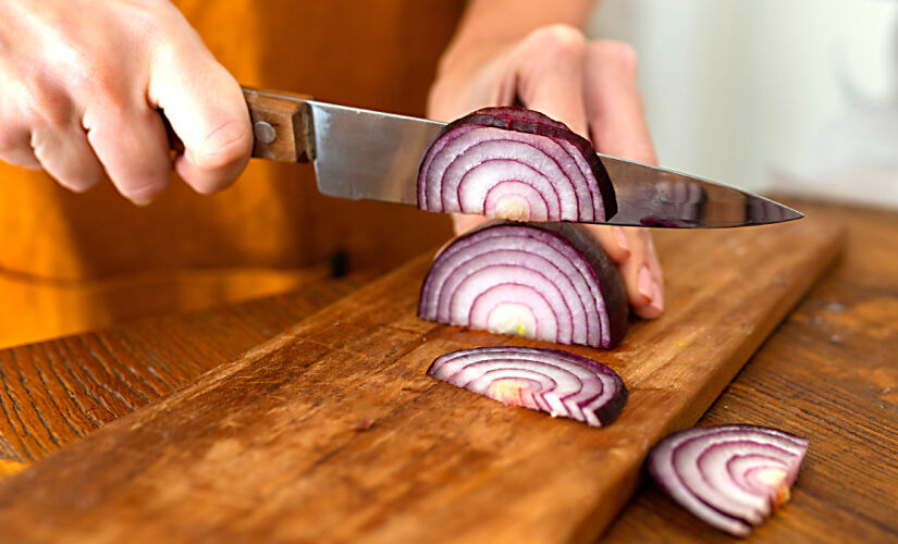 Muito usada na culinária brasileira, a cebola causa lágrimas nos olhos durante o corte