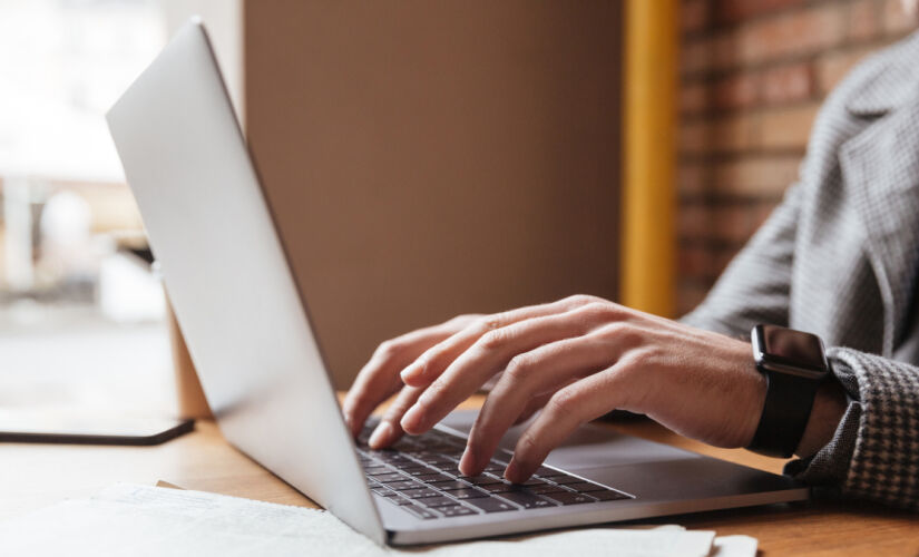 Cada disciplina a distância deve ter pelo menos uma avaliação presencial, com foco em análise, síntese ou prática