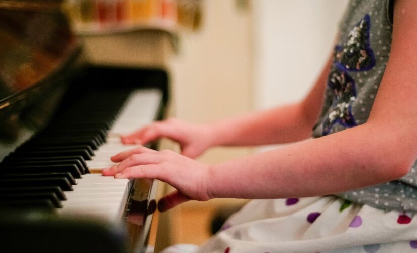 Pianista de casamento, Liz vive uma vida tranquila em Toronto