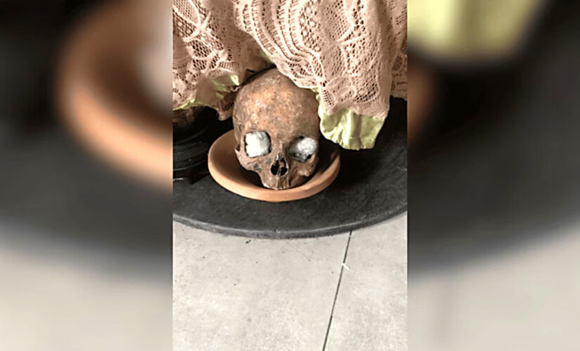 Possível crânio humano foi encontrado em cima do altar nesta terça-feira (27/5)
