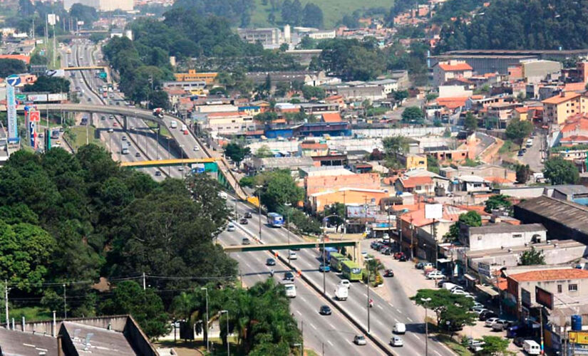 Trecho da antiga rodovia Régis Bittencourt, hoje chamada de Avenida Aprígio Bezerra da Silva, em Taboão da Serra, na Grande São Paulo 